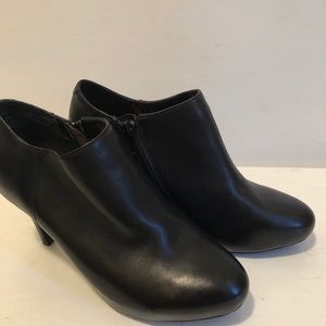 Meetoo  by DSW nwot women’s ankle boots size (6m)